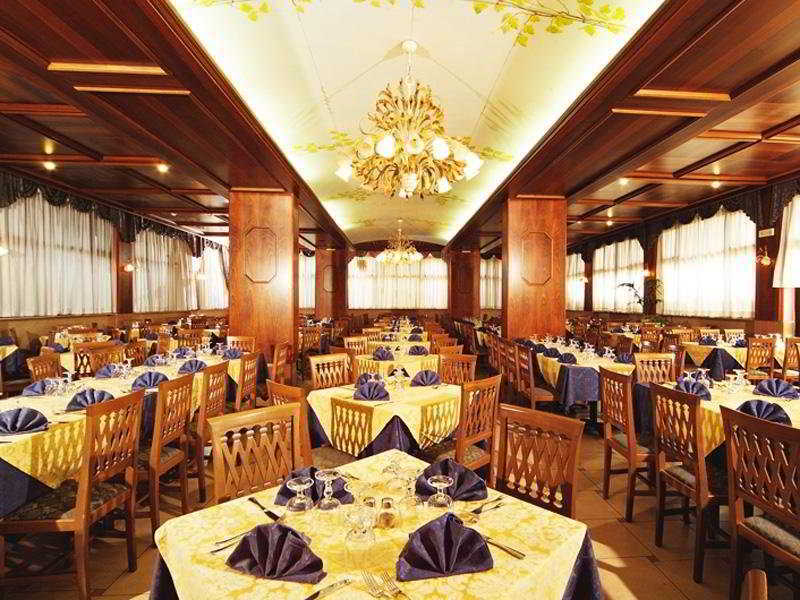 佳迪萨诺中央旅游酒店 布索伦戈 餐厅 照片